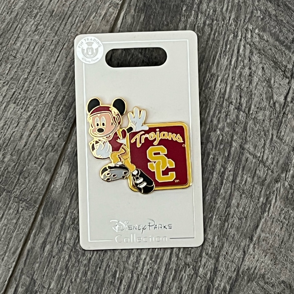NEW COLLECTIBLE MICKEY USC TROJANS PIN